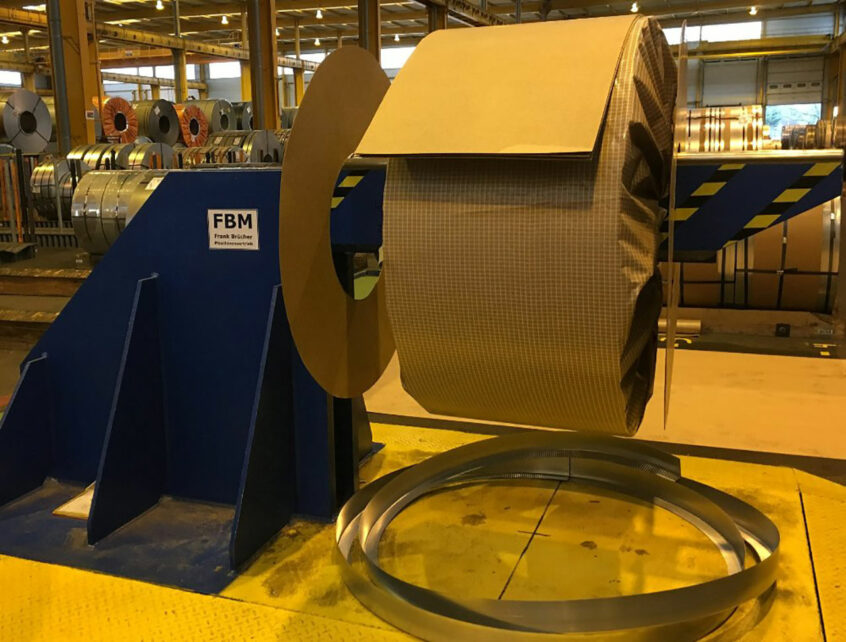 Coilst&auml;nder, coilumreifung, coil station, h&auml;ngende Coilstation, Coil h&auml;ngend, coil stand, coil exportverpackung, coil abbindestation, Abbindestation coil, bruecher