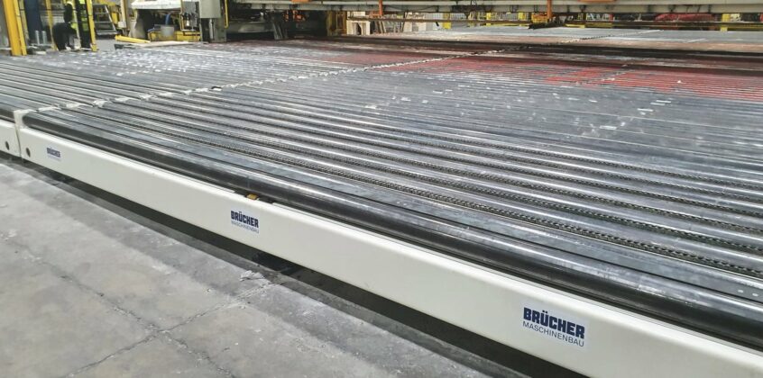 Förderstrecke Förderer, conveyor, Rollenförderer, Kettenförderer, Blechpaket fördern, Blechstapel transportieren, kombinierter Rollen Ketten Förderer