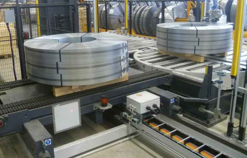 Coilverpackung, Kettenf&ouml;rderer, Rollenf&ouml;rderstrecke, Rollenbahn, Spaltband verpacken, Maschinenbau Kreuztal, Kreuztal Maschinenbau, Sondermaschinen, neue Maschinen, Anlagenbau, Siegen Maschinenbau, Olpe Maschinenbau, individuelle L&ouml;sung, Coil drehen