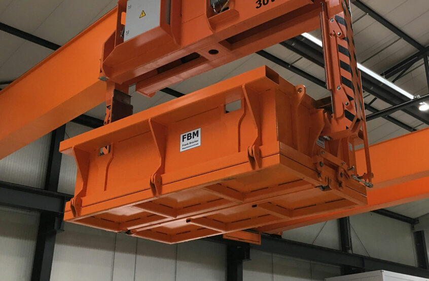 Schrottbox-Coilzange Schrottbox, Schrottbox mit Coilzange, Schrottbox Coilzange, Schrottbox über Coilzange handhaben, Handhabung Schrottbox mit Coilzange Gabelstapler Kran, Coilzange Schrottbox, Coilzange zur Schrottbox, scrap box, Schrottbox Coilgreifer, brücher